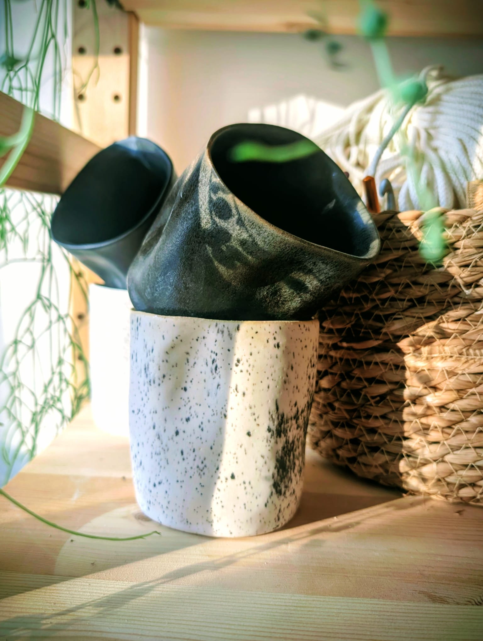 Kompozycja czarek i kubków ceramicznych