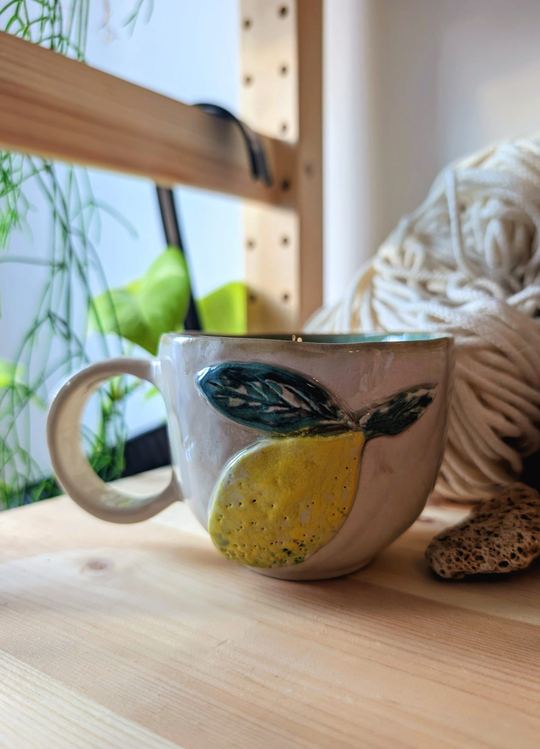 Kubek ceramiczny z malowaną cytryną